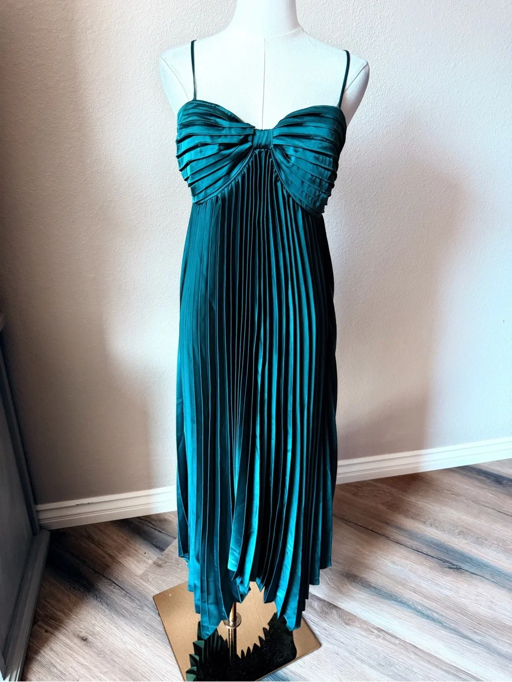 NWT Petal & Pup Vikki Emerald Green Pleated High-Low Slip Dress Size 8 - Picture 13 of 16